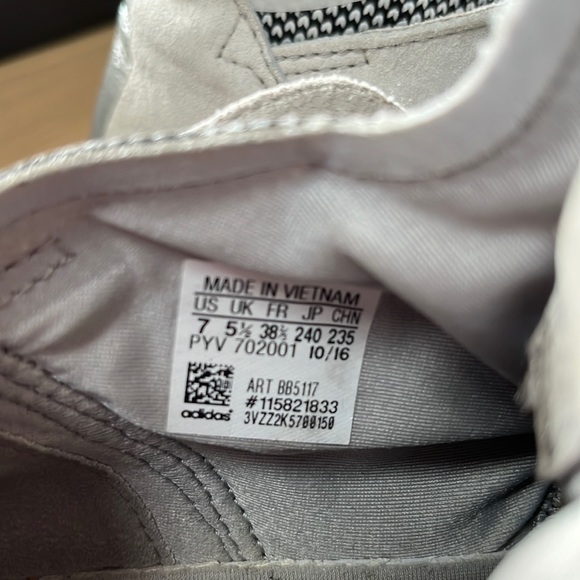 Adidas womens size 7 shoes - Picture 3 of 4